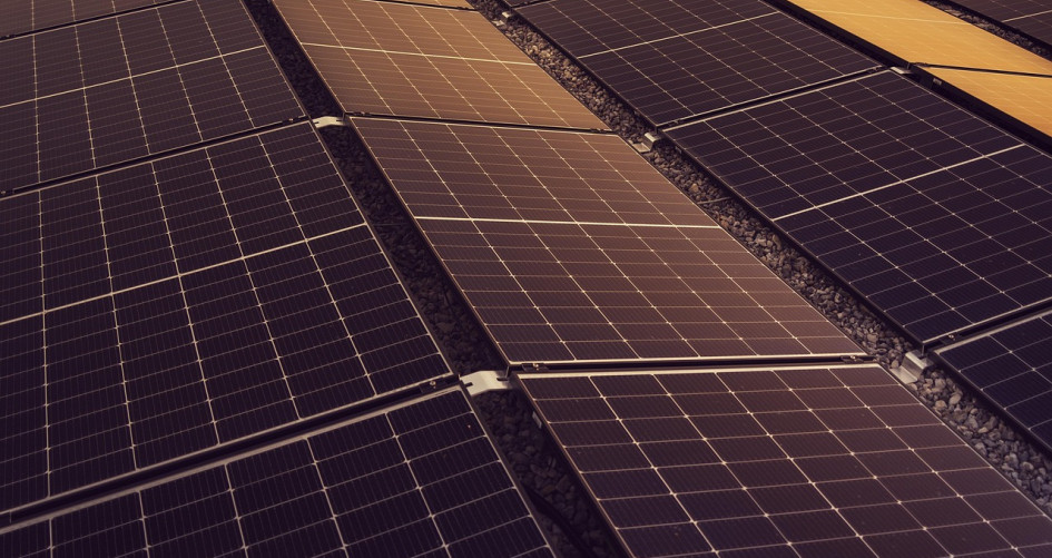 paneles solares sobre un techo